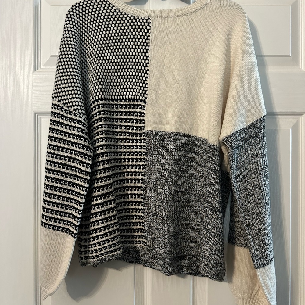 NWT! Women's Black and Cream Sweater size Large
